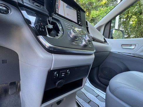 Used 2018 Toyota Sienna XLE w/ XLE Navigation Package AWD/4WD image 22