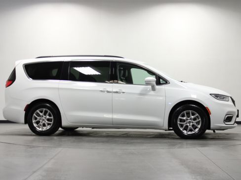 Used 2022 Chrysler Pacifica Touring-L FWD image 3