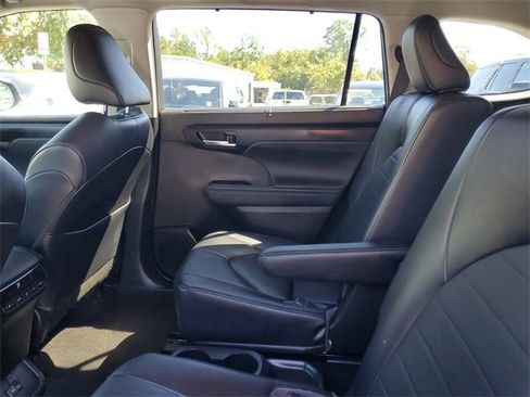 Used 2023 Toyota Highlander L image 30