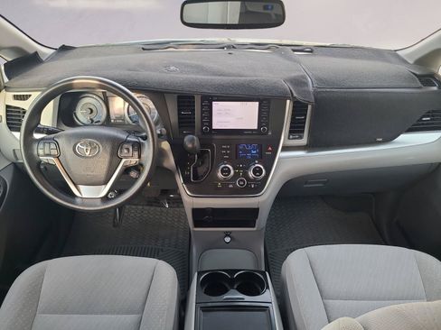 Used 2018 Toyota Sienna LE FWD image 17