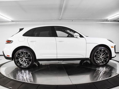 Certified 2026 Porsche Macan AWD/4WD image 8