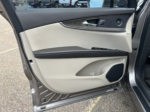 Used 2020 Lincoln Nautilus Reserve image 9