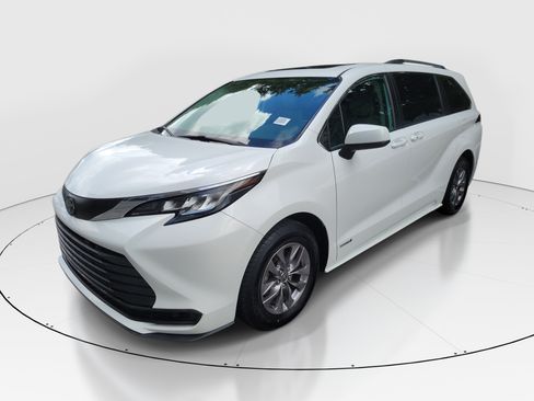 Used 2021 Toyota Sienna LE w/ LE Plus Package FWD image 3