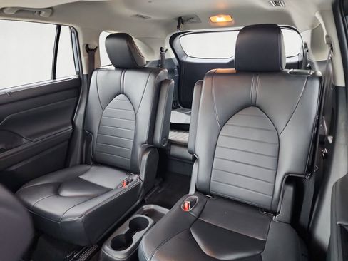 Certified 2023 Toyota Highlander XLE image 13