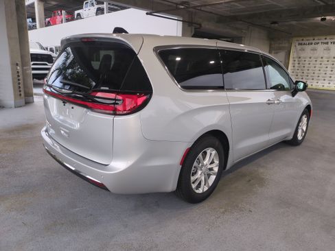 New 2026 Chrysler Pacifica Select image 5