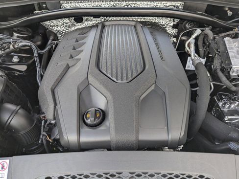 Certified 2025 Porsche Macan image 30