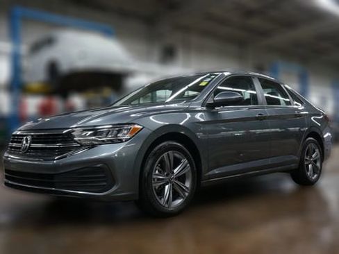 Certified 2023 Volkswagen Jetta SE image 3