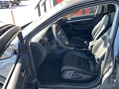 Used 2010 Volkswagen Jetta Limited Edition image 3