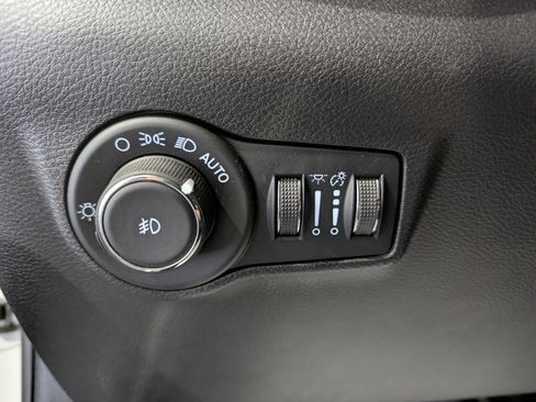 Used 2025 Jeep Compass Limited w/ Elite Group image 18