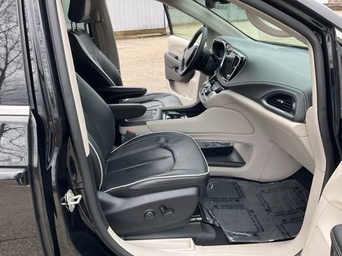 Used 2024 Chrysler Pacifica Limited FWD image 44