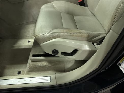 Used 2016 Volvo XC90 T6 Momentum w/ Momentum Plus Package image 24