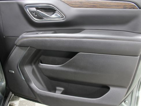 Used 2023 Chevrolet Suburban Premier image 27