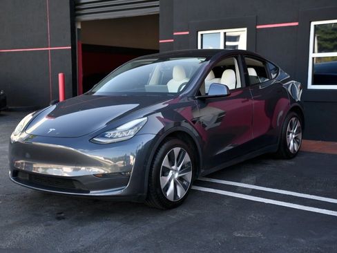 Used 2021 Tesla Model Y Long Range image 3