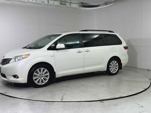 Used 2017 Toyota Sienna XLE image 6