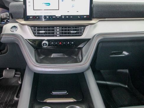 Used 2025 Ford Explorer Active AWD/4WD image 30