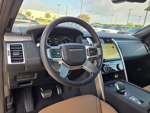 Used 2024 Land Rover Discovery Dynamic SE image 10