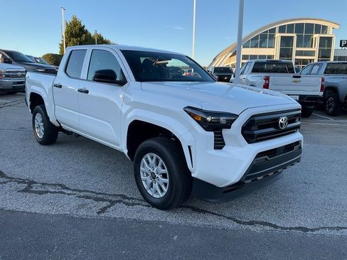 Used 2025 Toyota Tacoma SR image 3