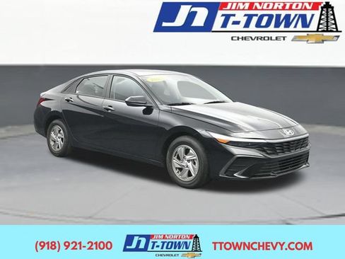 Used 2025 Hyundai Elantra SE FWD image 1