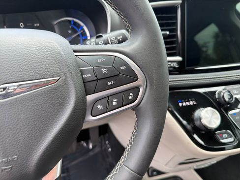 Used 2024 Chrysler Pacifica Limited FWD image 19