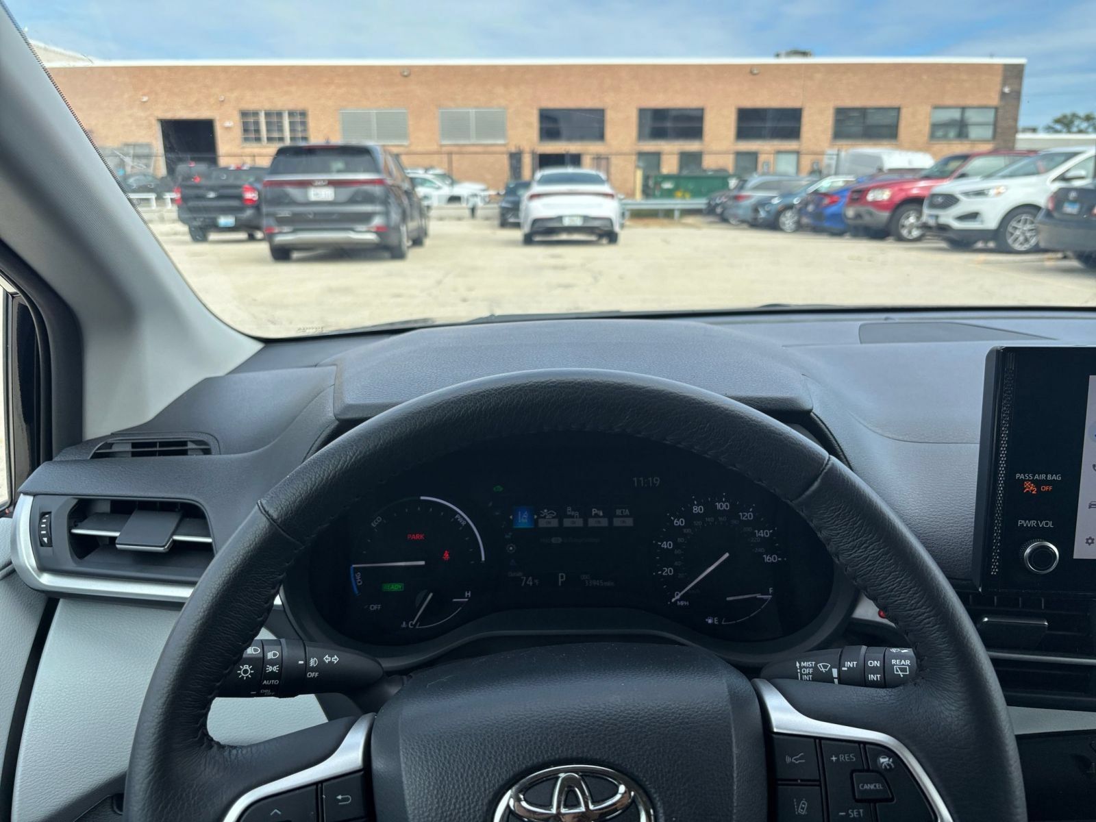 Used 2025 Toyota Sienna XLE FWD image 36
