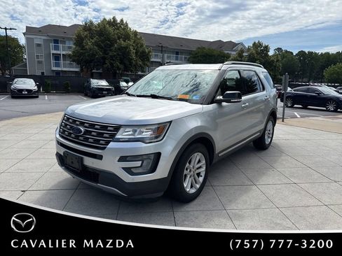 Used 2017 Ford Explorer XLT w/ Equipment Group 202A FWD image 3