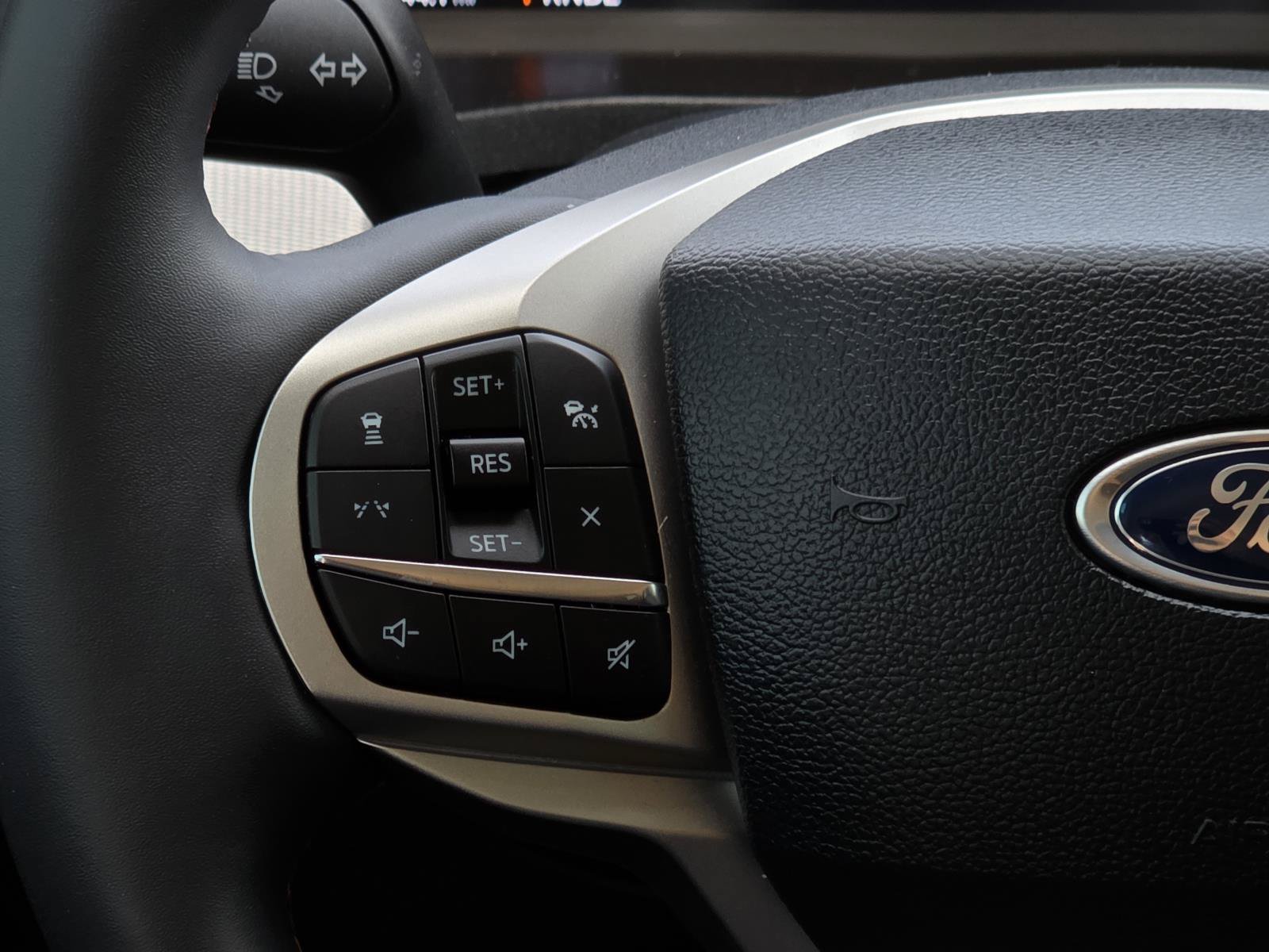 Used 2025 Ford Explorer Active RWD image 16