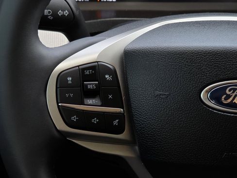Used 2025 Ford Explorer Active RWD image 16