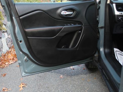 Used 2015 Jeep Cherokee Trailhawk w/ Comfort/Convenience Group image 12