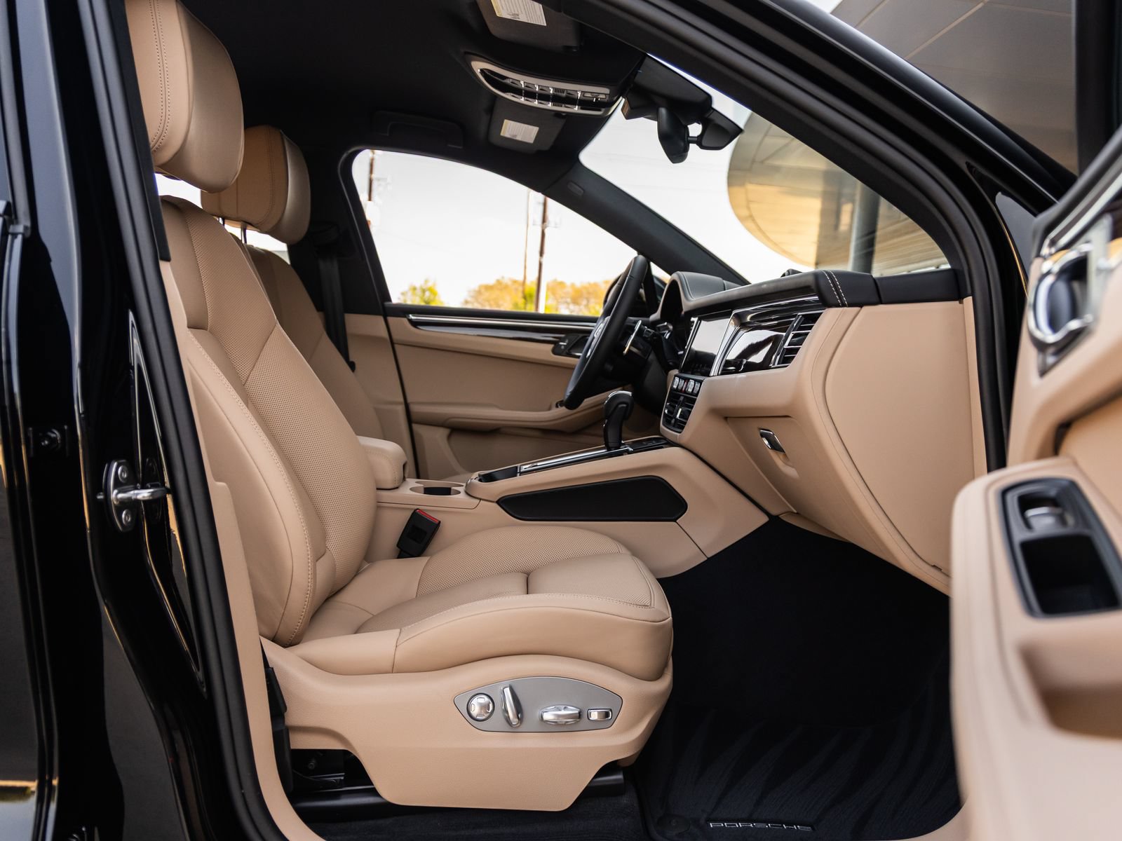 Certified 2026 Porsche Macan S AWD/4WD image 40