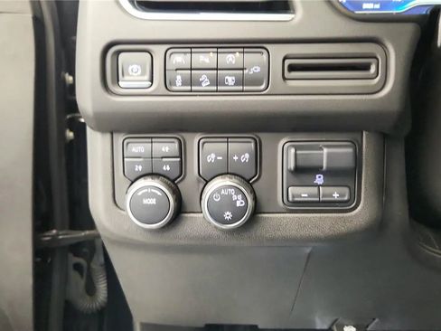 Used 2022 Chevrolet Suburban Z71 w/ Luxury Package AWD/4WD image 28