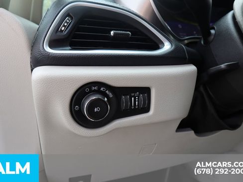 Used 2018 Chrysler Pacifica Limited FWD image 15