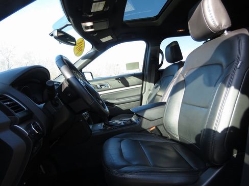 Used 2018 Ford Explorer XLT w/ Equipment Group 202A image 10