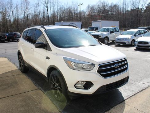 Used 2017 Ford Escape SE w/ Equipment Group 201A FWD image 2