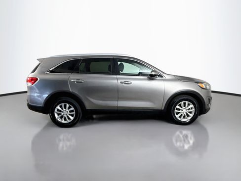 Used 2017 Kia Sorento FWD image 11