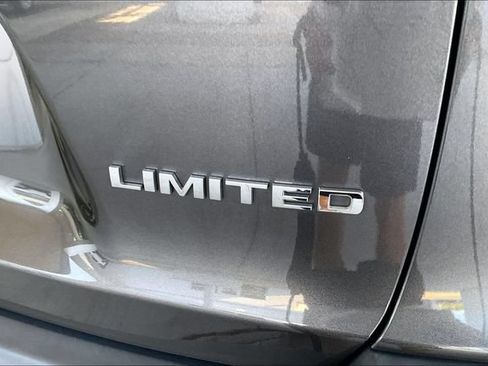Used 2019 Jeep Cherokee Limited w/ Luxury Group FWD image 22