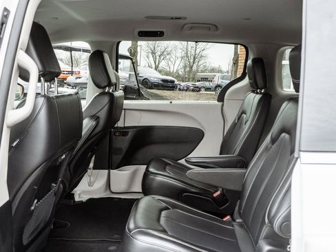 Used 2023 Chrysler Pacifica Touring-L FWD image 29