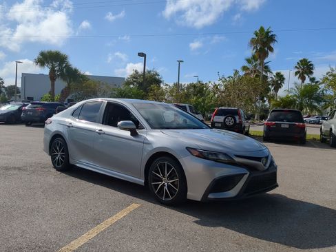 Used 2023 Toyota Camry SE image 2