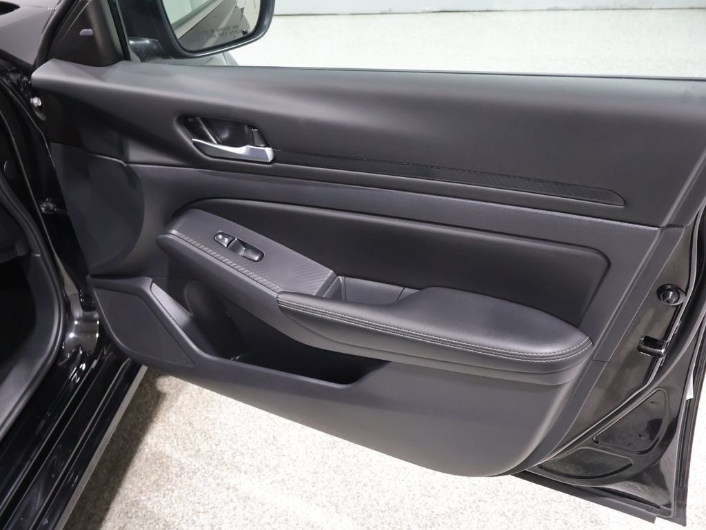 Used 2025 Nissan Altima 2.5 SV AWD/4WD image 24