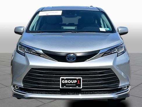 Certified 2023 Toyota Sienna XLE AWD/4WD image 4