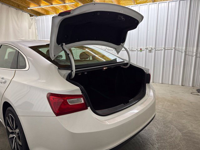 Used 2018 Chevrolet Malibu LT w/ Leather Package FWD image 9
