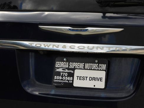 Used 2014 Chrysler Town & Country Touring-L image 6