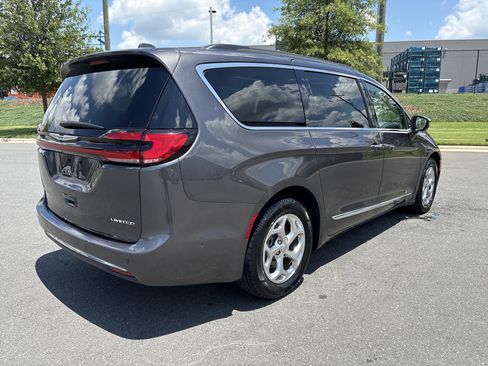 Used 2022 Chrysler Pacifica Limited FWD image 9