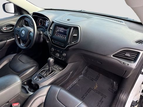 Used 2019 Jeep Cherokee Latitude Plus w/ Comfort/Convenience Group image 13