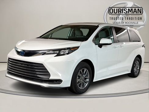 Used 2024 Toyota Sienna LE image 2