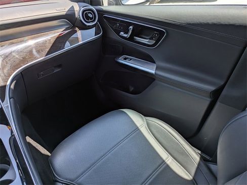 Used 2024 Mercedes-Benz GLC 300 4MATIC image 16