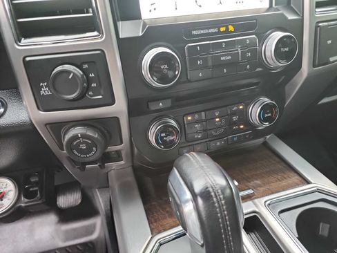 Used 2017 Ford F150 Platinum w/ Equipment Group 701A Luxury AWD/4WD image 34