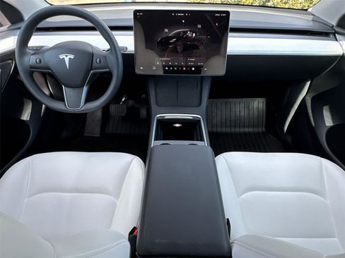 Used 2025 Tesla Model Y Long Range image 23