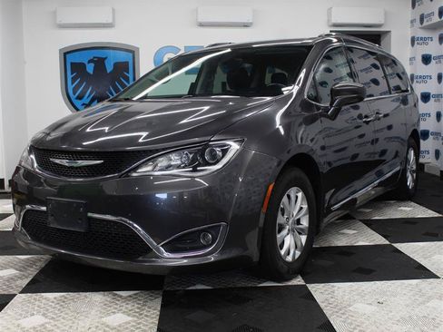 Used 2018 Chrysler Pacifica Touring-L FWD image 1