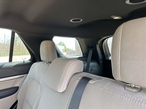 Used 2018 Ford Explorer XLT FWD image 9
