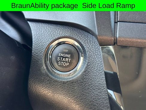 Used 2015 Toyota Sienna SE w/ SE Preferred Package FWD image 39